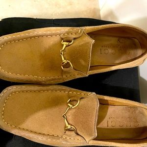 Gucci women’s loafer with original soles, slightly used and fit snug.